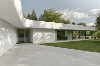 At First, Their Home’s Plan Didn’t Fit Into the Forest—So They Wove It Between the Trees