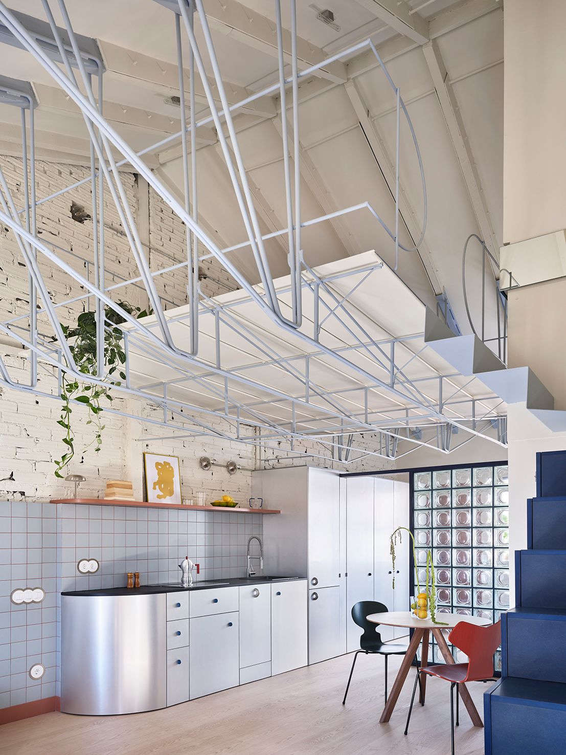 Photo 7 of 14 in The Loft in This Madrid Flat Hangs From the Ceiling ...