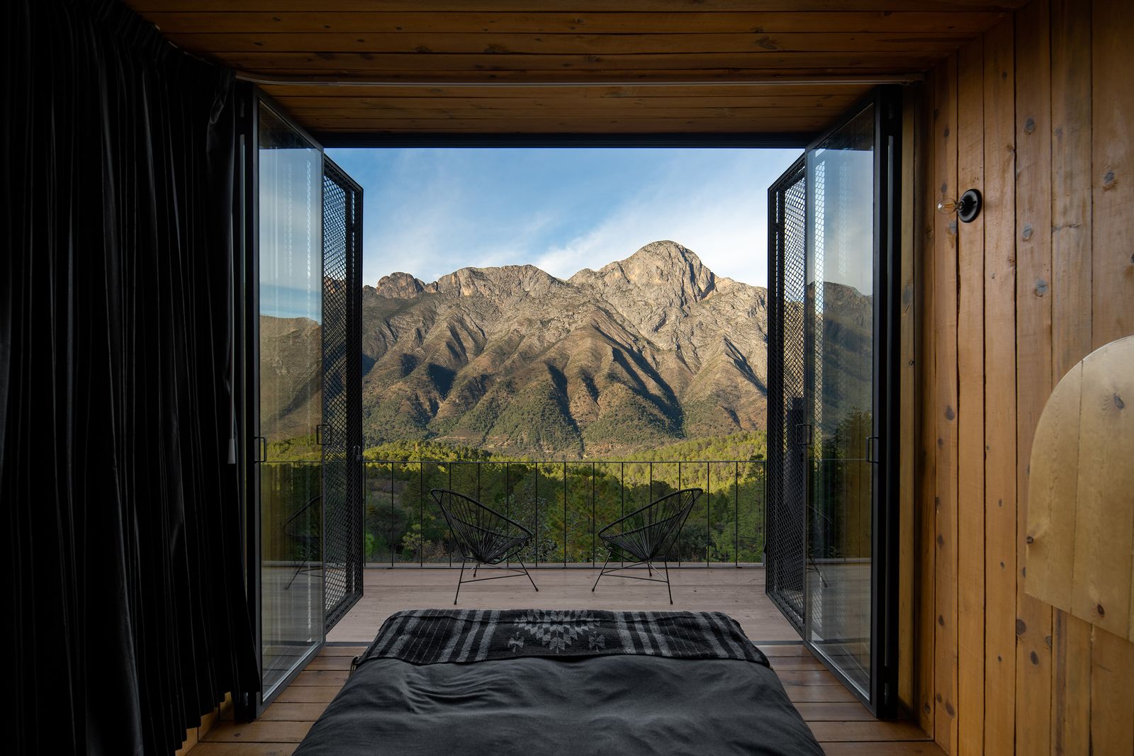 <div>Can Architecture Enhance Nature? A Pair of Complementary Tiny Cabins in Mexico Say 