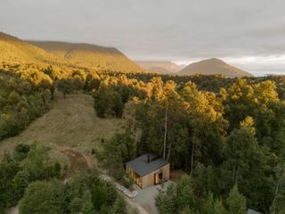 What Makes This 603-Square-Foot Chilean Prefab Cabin Feel So Spacious?