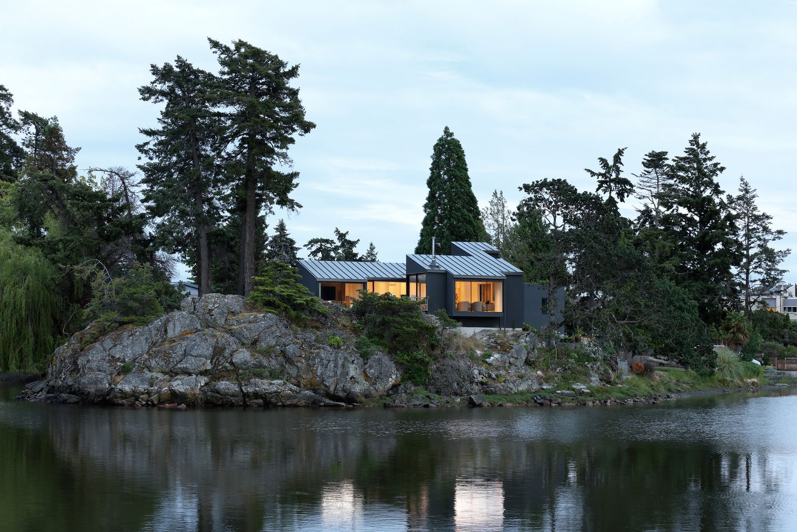 A Pointy, Cantilevered Extension Enhances a ’60s Home on a Rocky Inlet