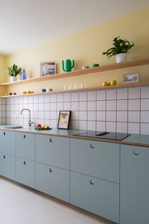 Curves and Bauhaus-Inspired Colors Freshen Up a 560-Square-Foot Barcelona Apartment