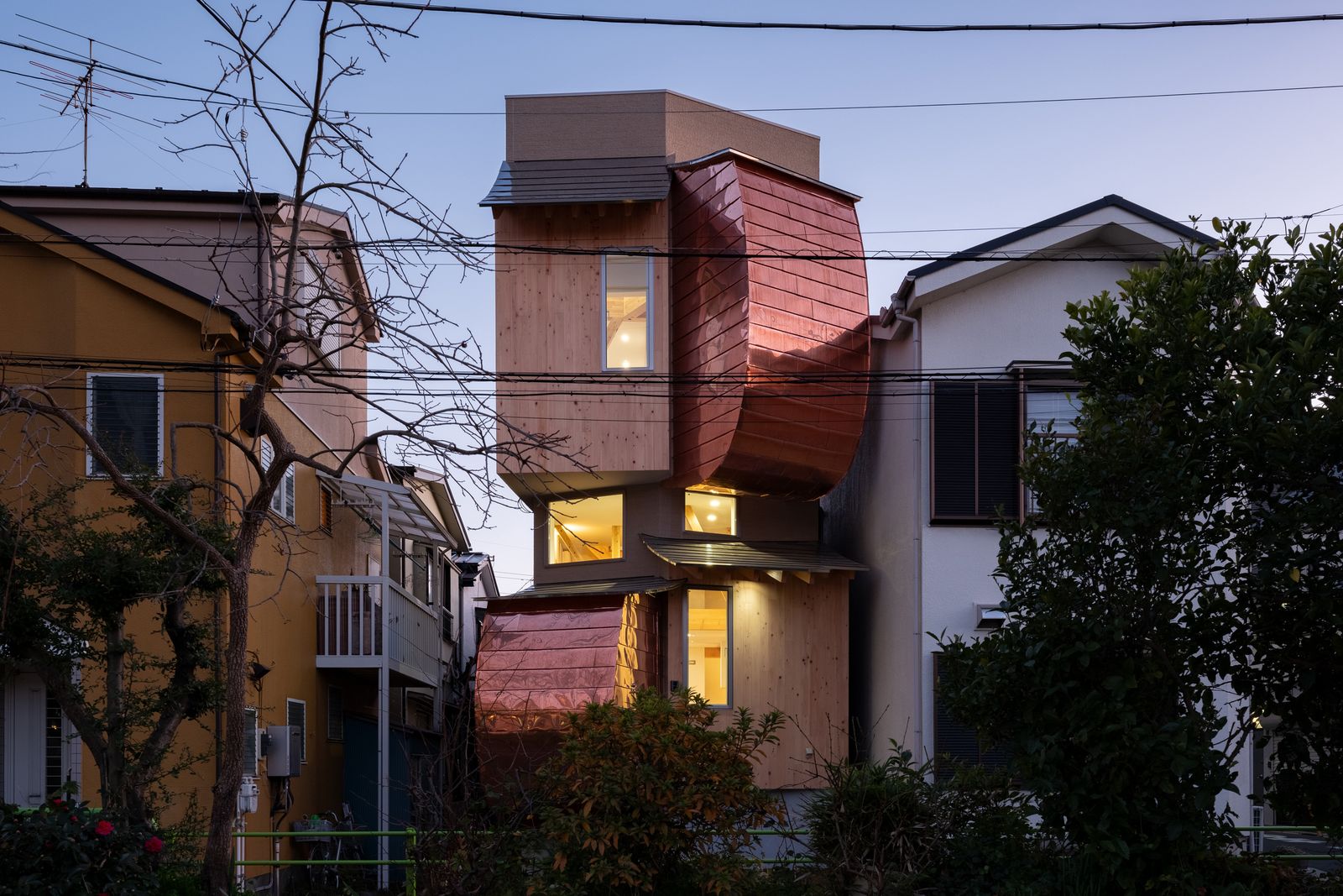 In Tokyo, Curved Copper Volumes and Hinoki Wood Boxes Build This Home Up, Not Out