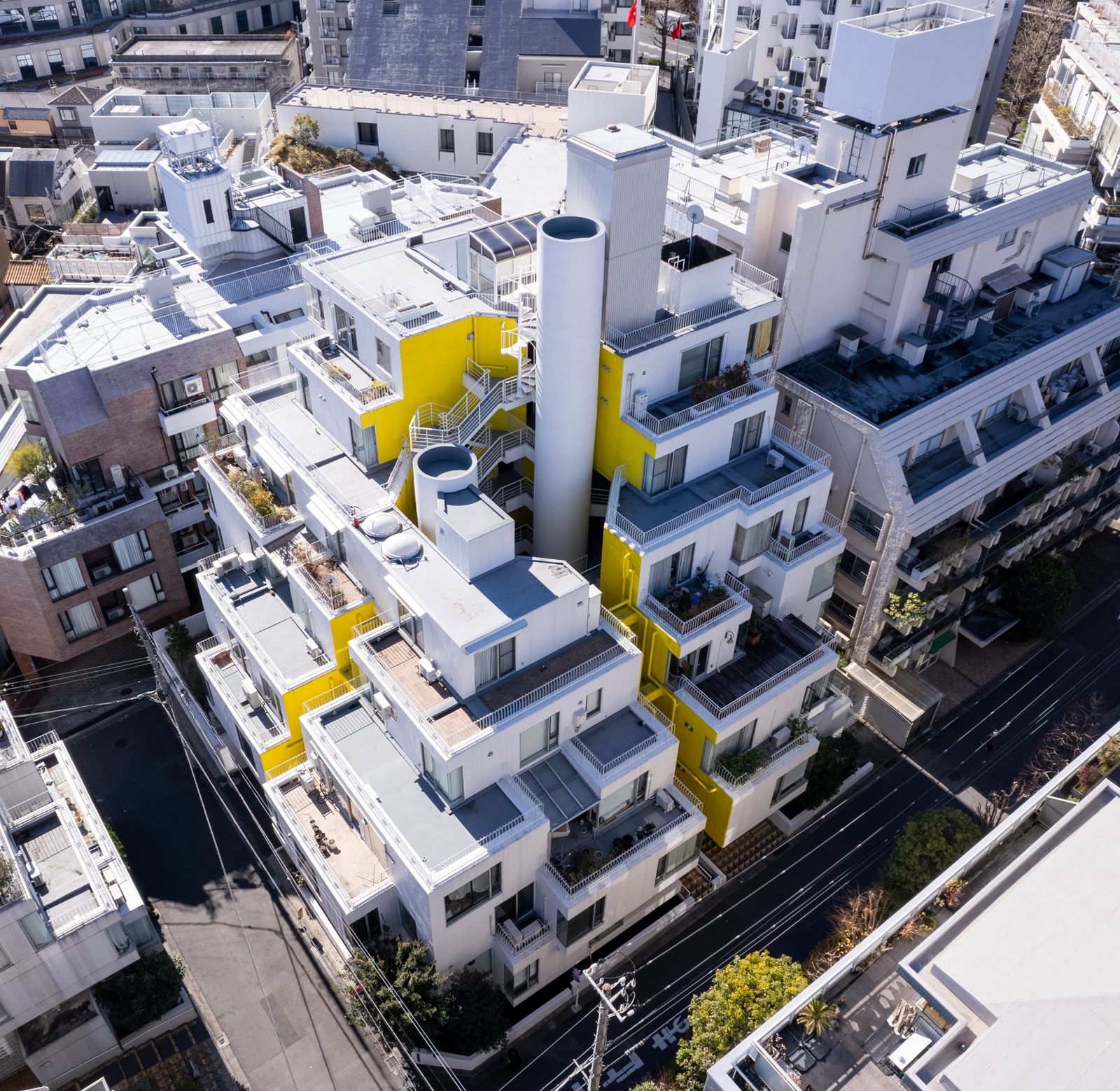 A Wavy Wall Mellows Out the Strict Grid of This ’70s Tokyo Apartment
