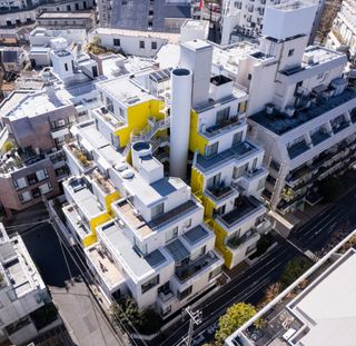 A Wavy Wall Mellows Out the Strict Grid of This ’70s Tokyo Apartment