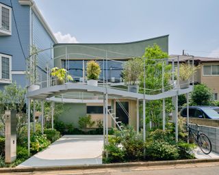 A Curvy Catwalk Dotted With Plants Buffers a Tokyo Home From the Street