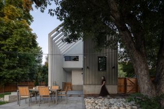 A Soaring Library in This Boulder Home Makes the "Bookshelf Wealth" Trend Look Like Small Potatoes