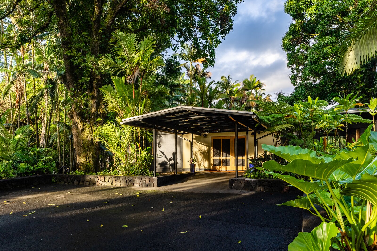 Photo 1 of 11 in Minimalistic Residence on The Falls at Reeds Island