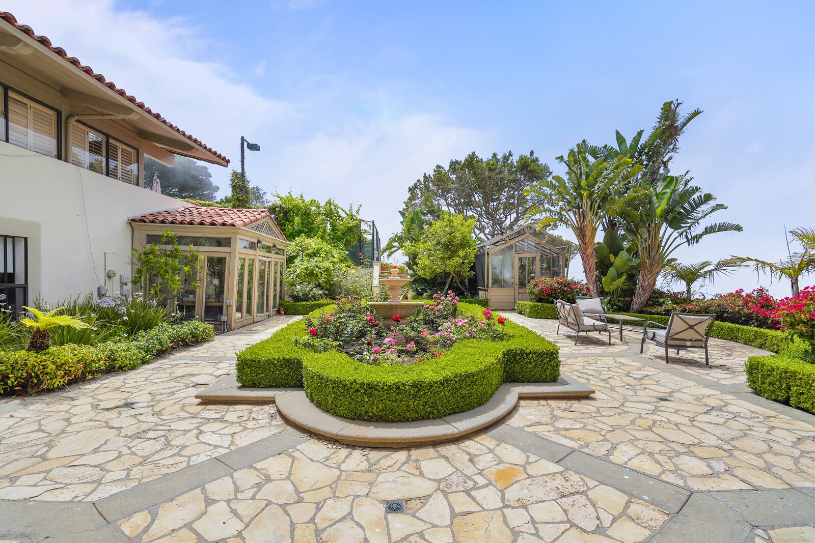 Photo 4 of 10 in Rare Palos Verdes Estate with 280Degree Unobstructed