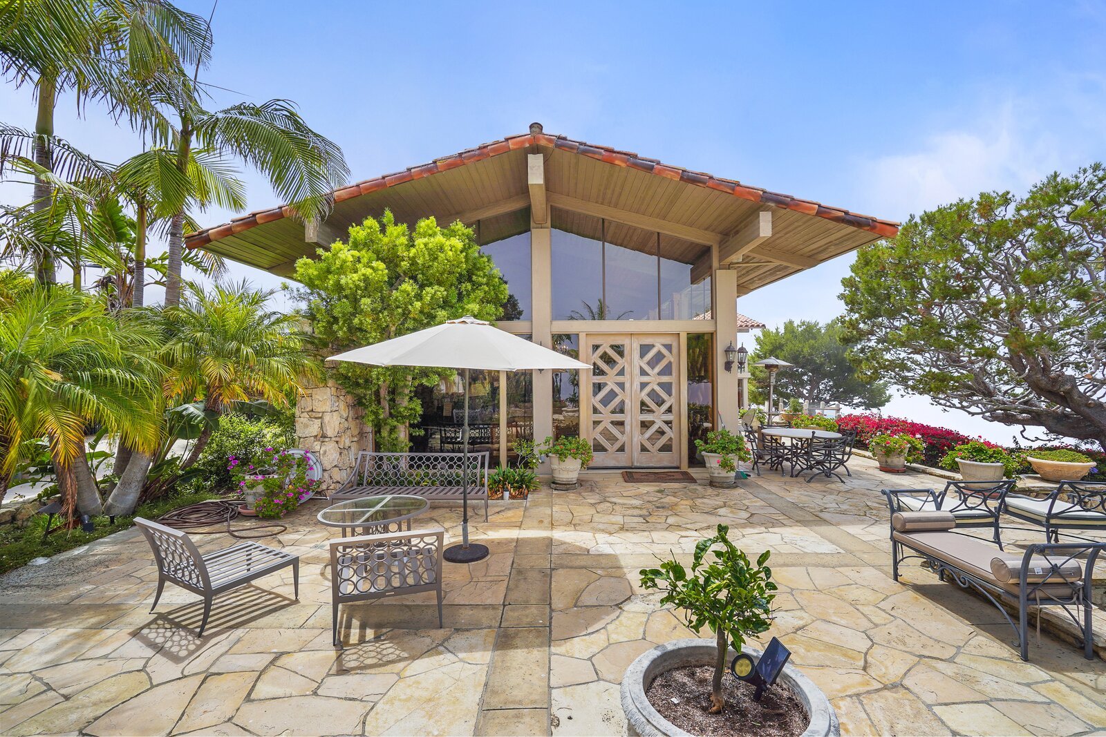 Photo 6 of 10 in Rare Palos Verdes Estate with 280Degree Unobstructed