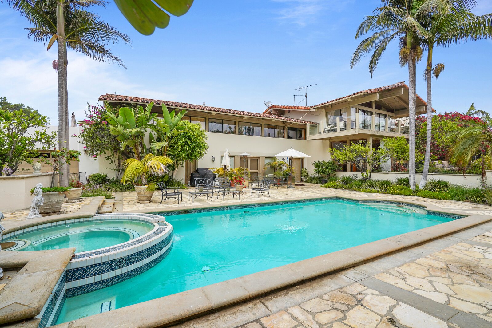 Photo 7 of 10 in Rare Palos Verdes Estate with 280Degree Unobstructed