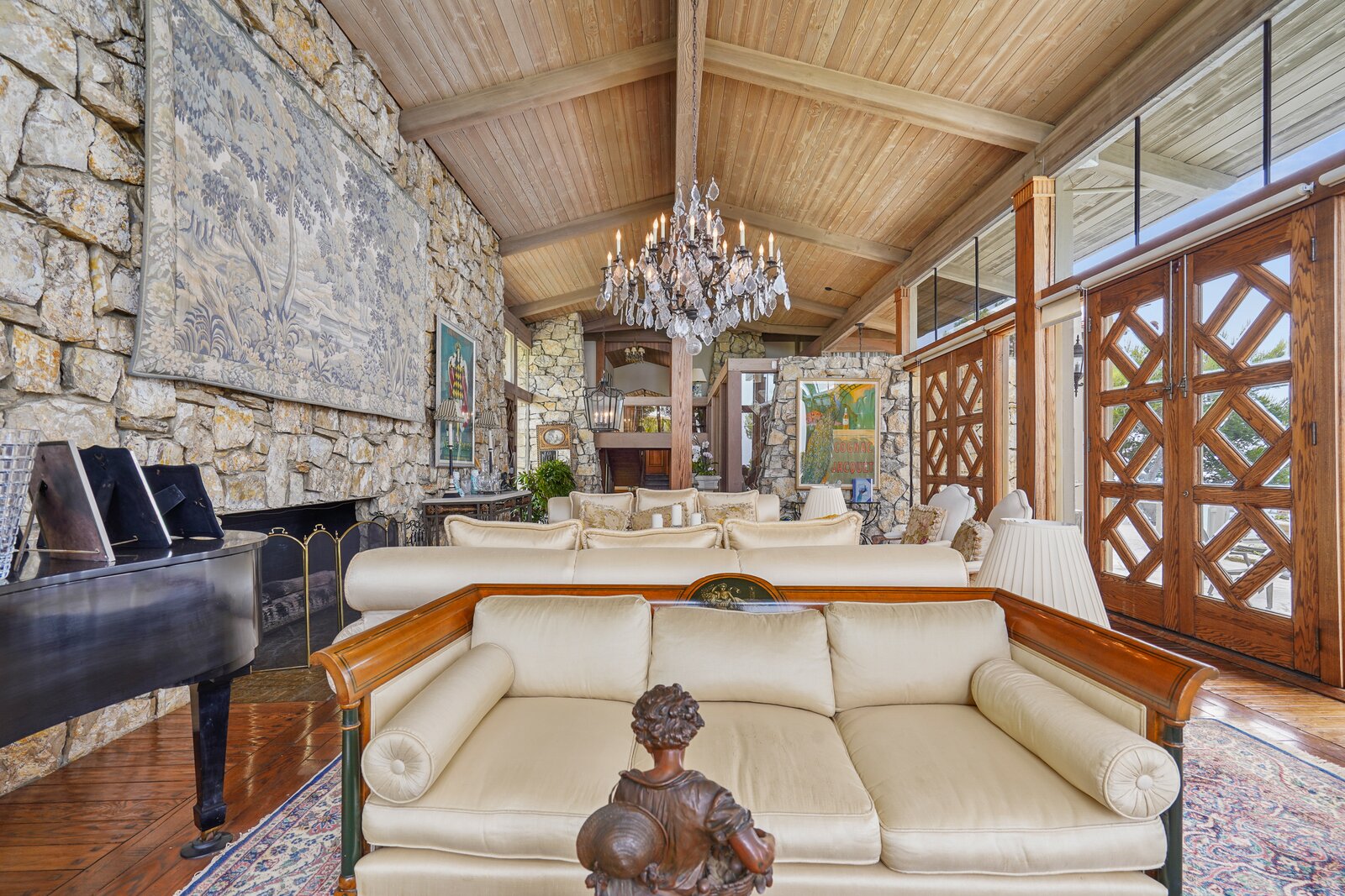 Photo 2 of 10 in Rare Palos Verdes Estate with 280Degree Unobstructed