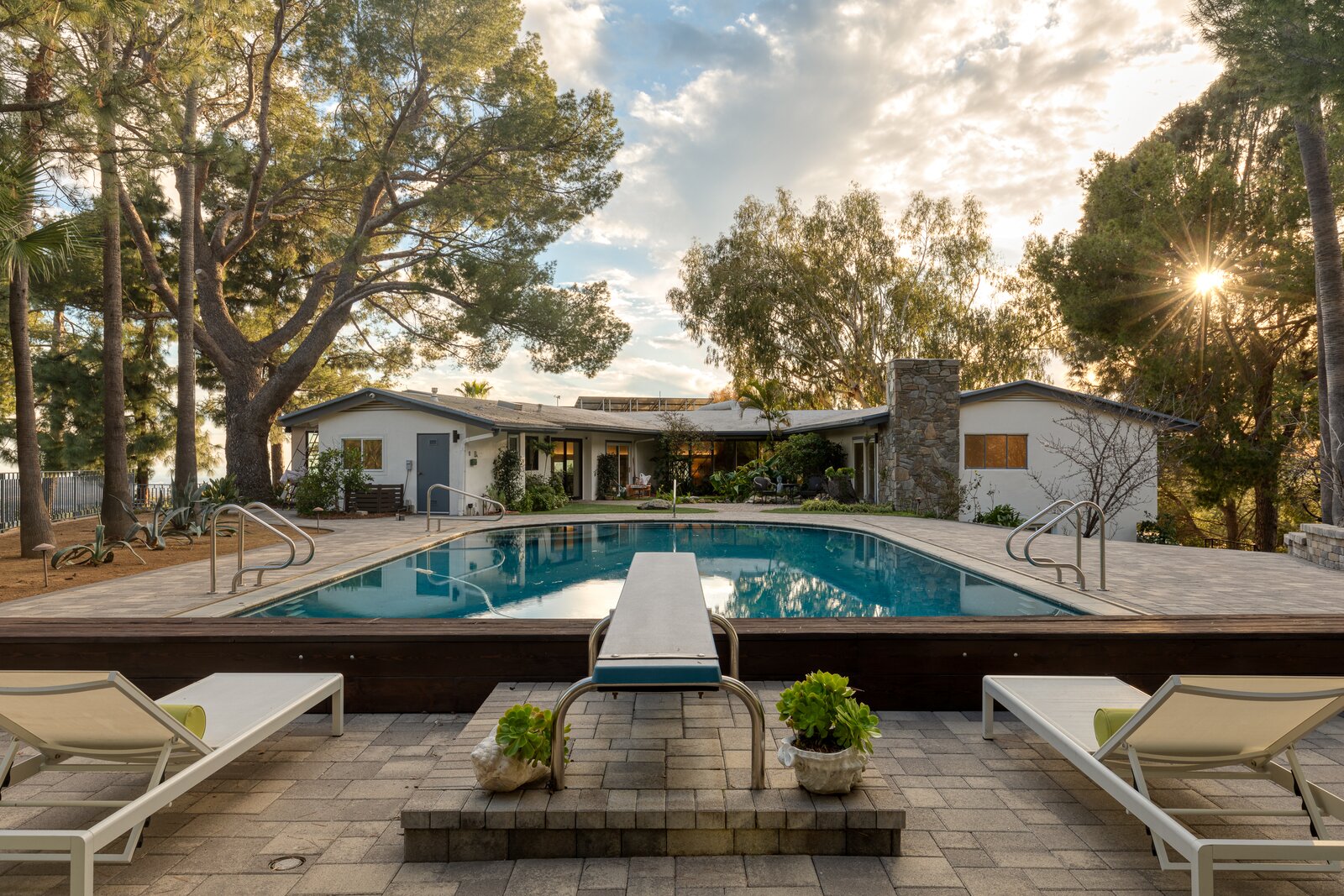 Photo 3 of 13 in 1952 MidCentury Modern Altadena Hills Residence with