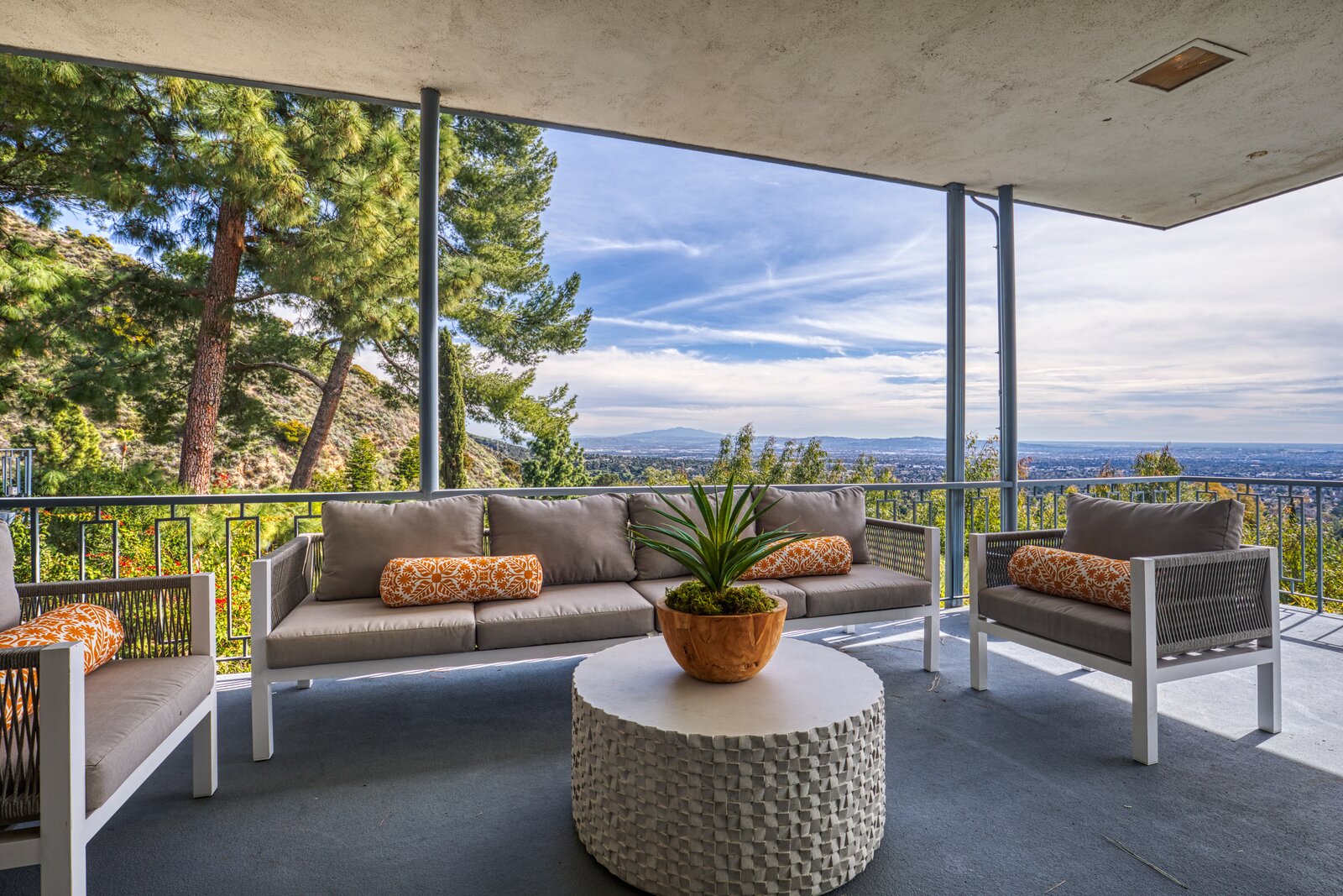 Photo 4 of 13 in 1952 MidCentury Modern Altadena Hills Residence with