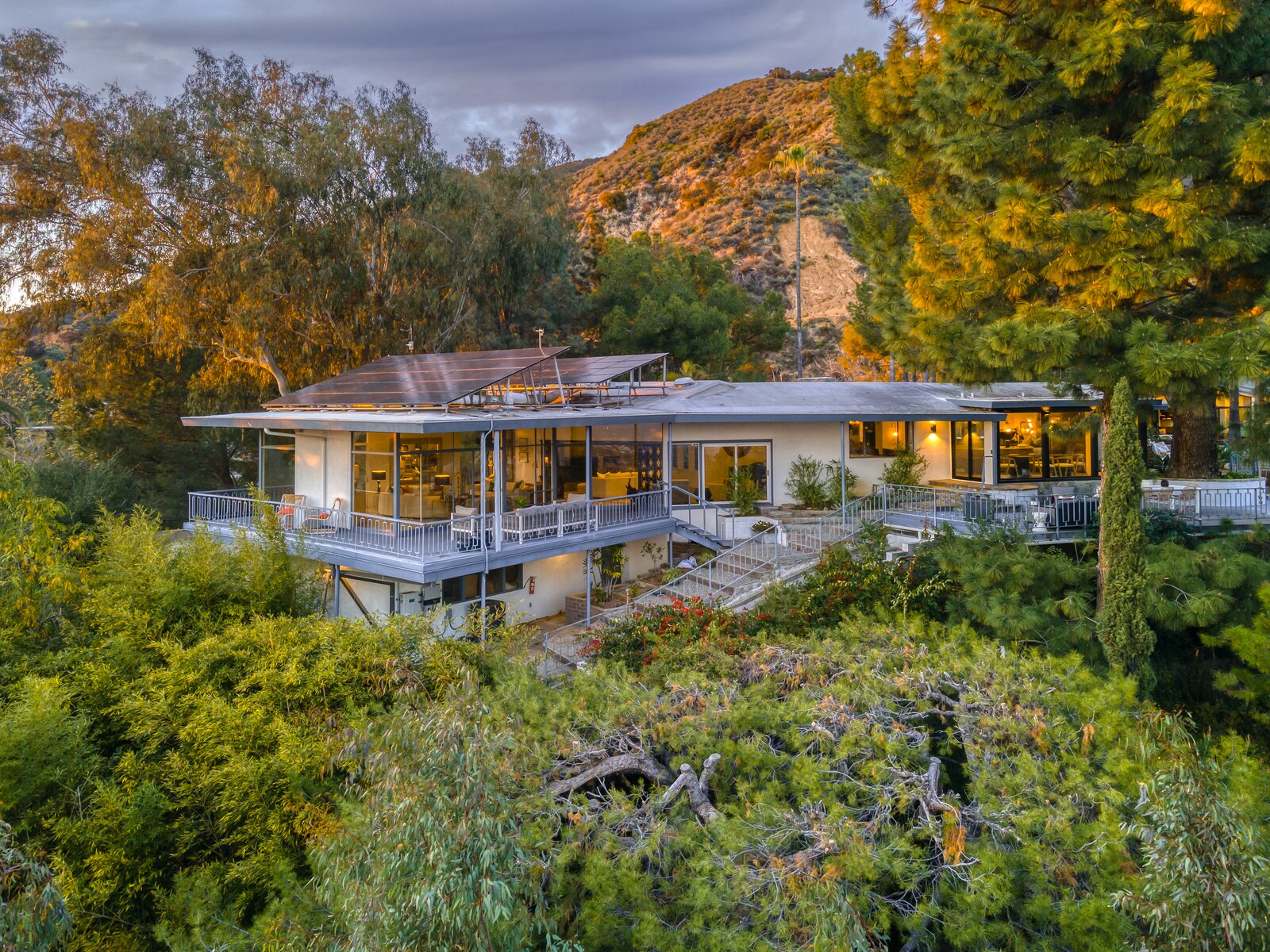 Photo 2 of 13 in 1952 MidCentury Modern Altadena Hills Residence with