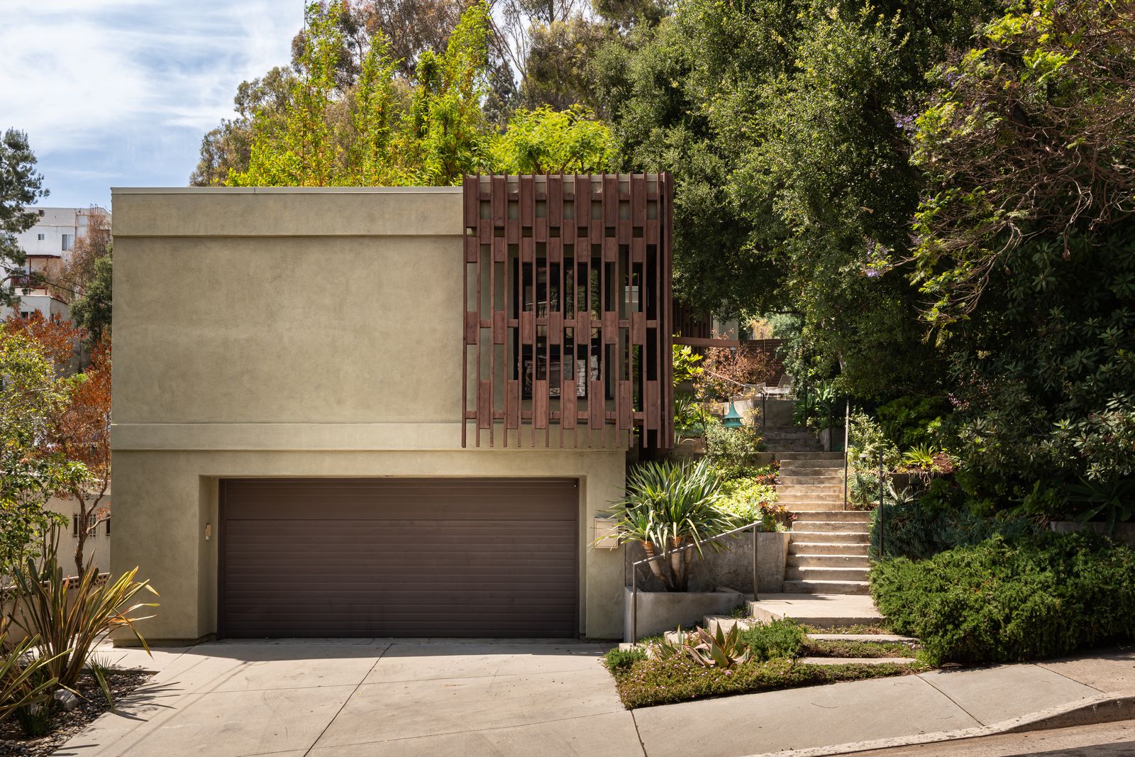 photo-1-of-13-in-mid-century-modern-architectural-treehouse-with-guest
