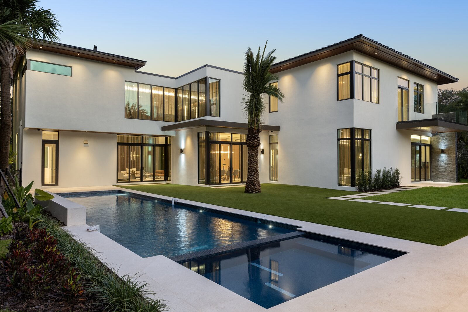 Photo 7 of 9 in Tropical Oasis With Poolside Guest House & Glass