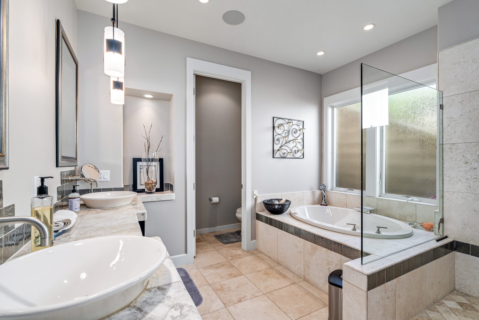 Photo 9 of 14 in Luxury Waterfront Home on Lake Tulloch in Northern