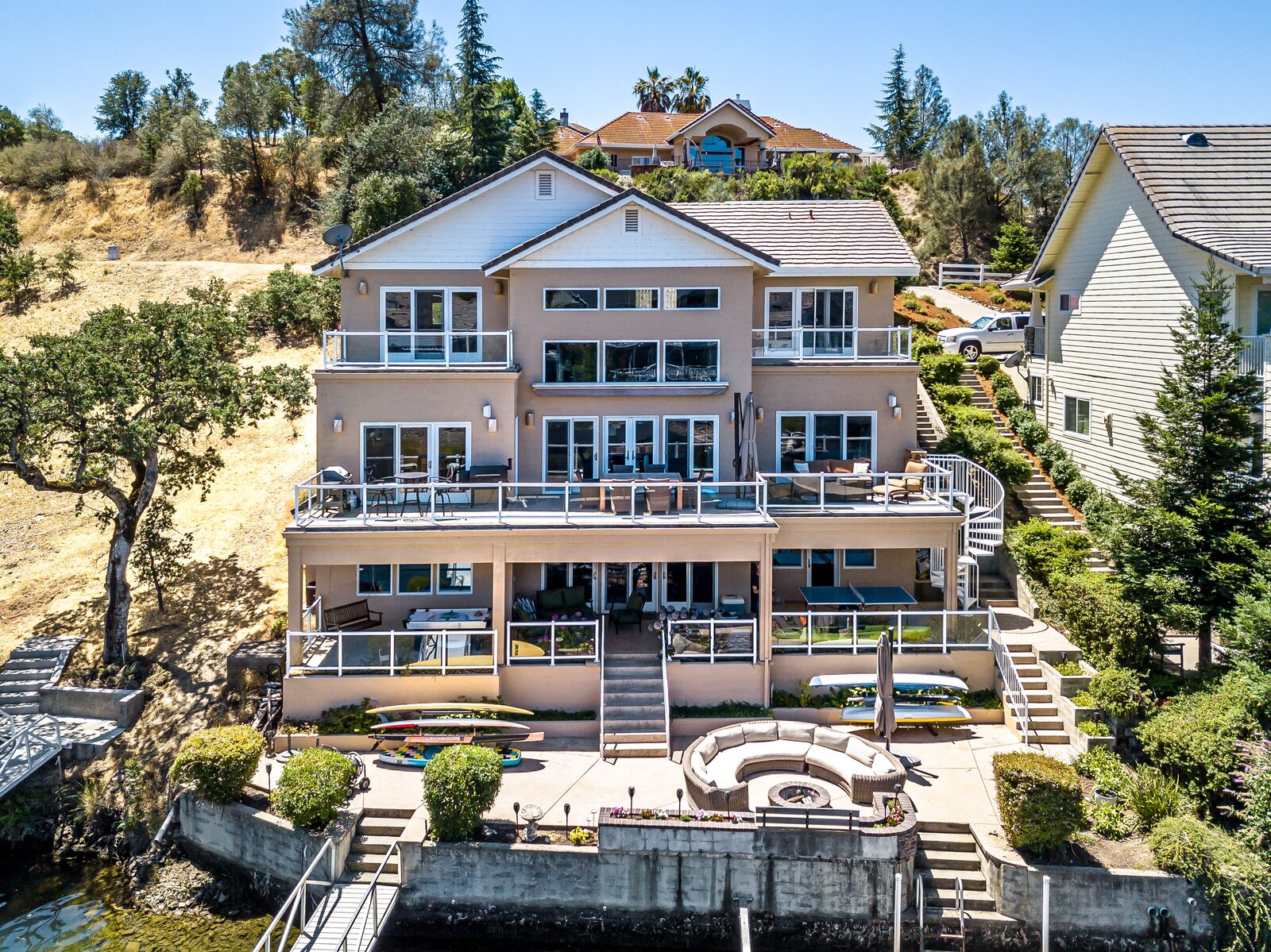 Photo 14 of 14 in Luxury Waterfront Home on Lake Tulloch in Northern