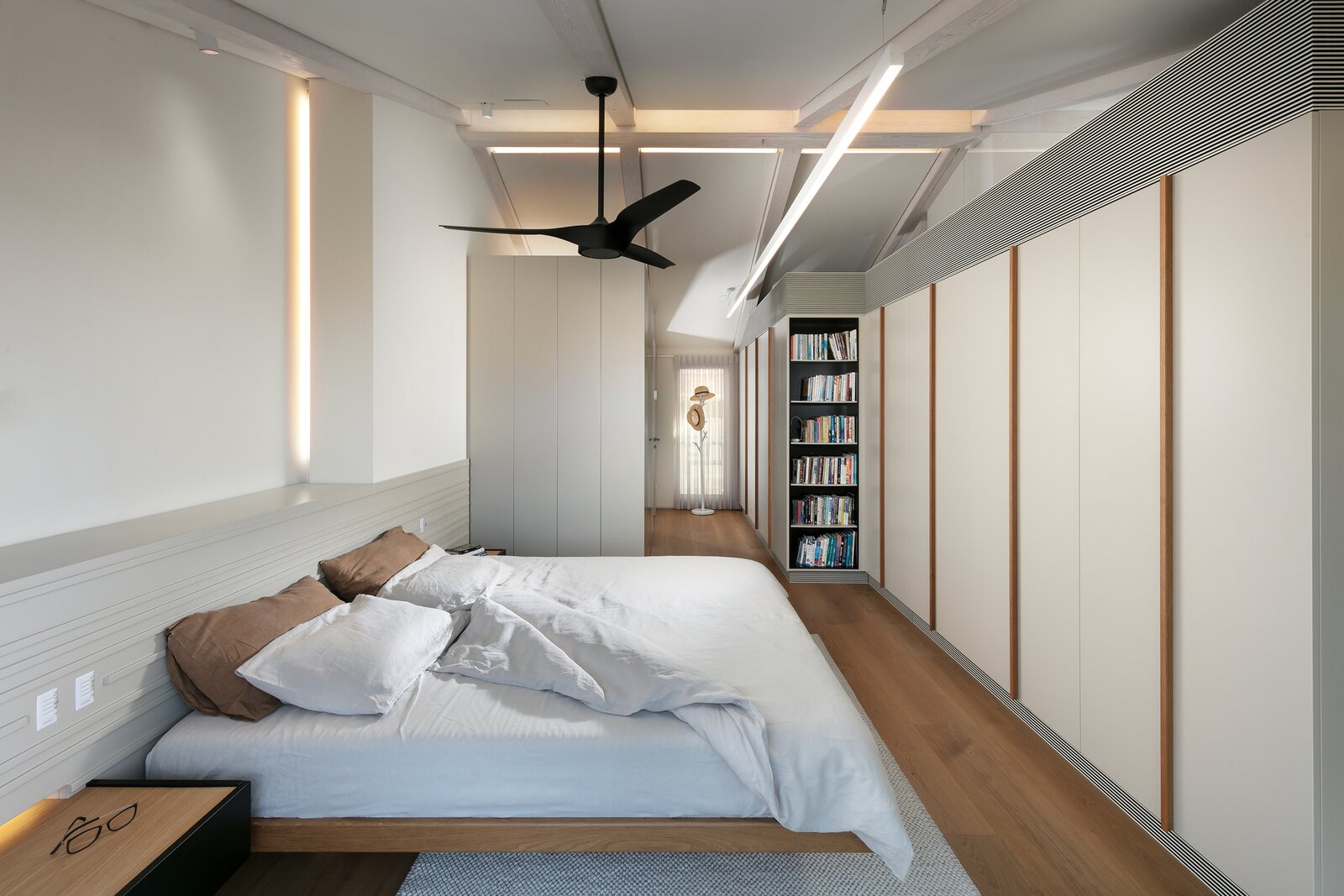 20 Penthouse Design Ideas for Luxury Living - plusmood.com - Penthouse Balcony With Built-In Bar