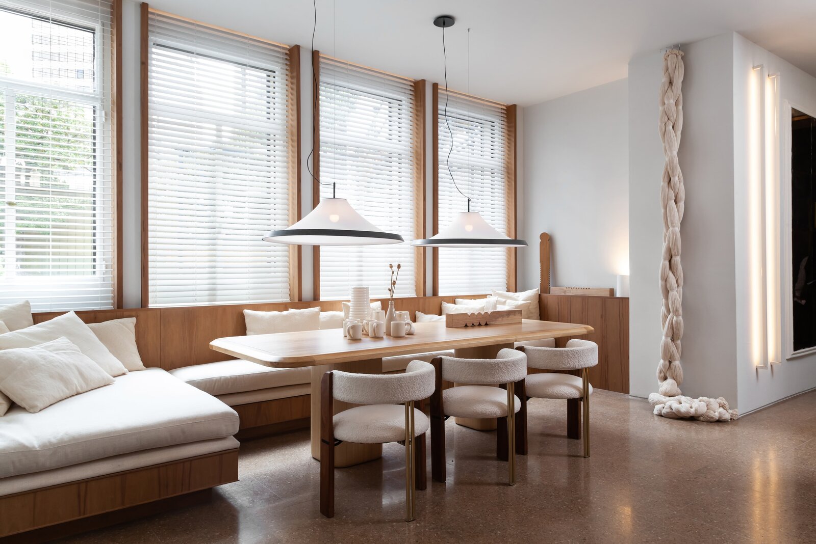 Photo 16 of 18 in Kitchen / Dining Room - Casa FOA 2022 by Patricia ...