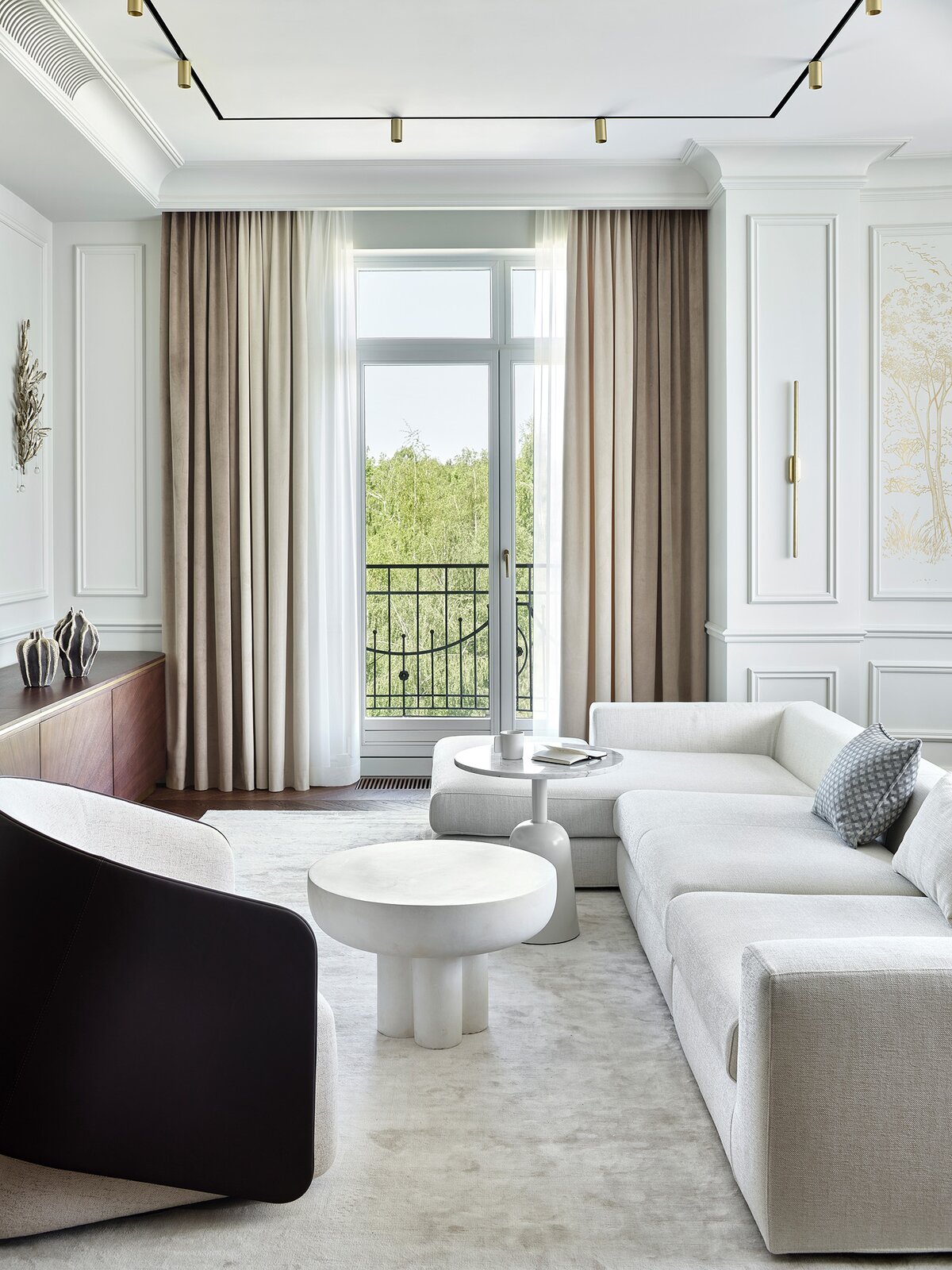Photo 3 of 21 in Neoclassical apartment in Moscow by Anna Maria Abara ...