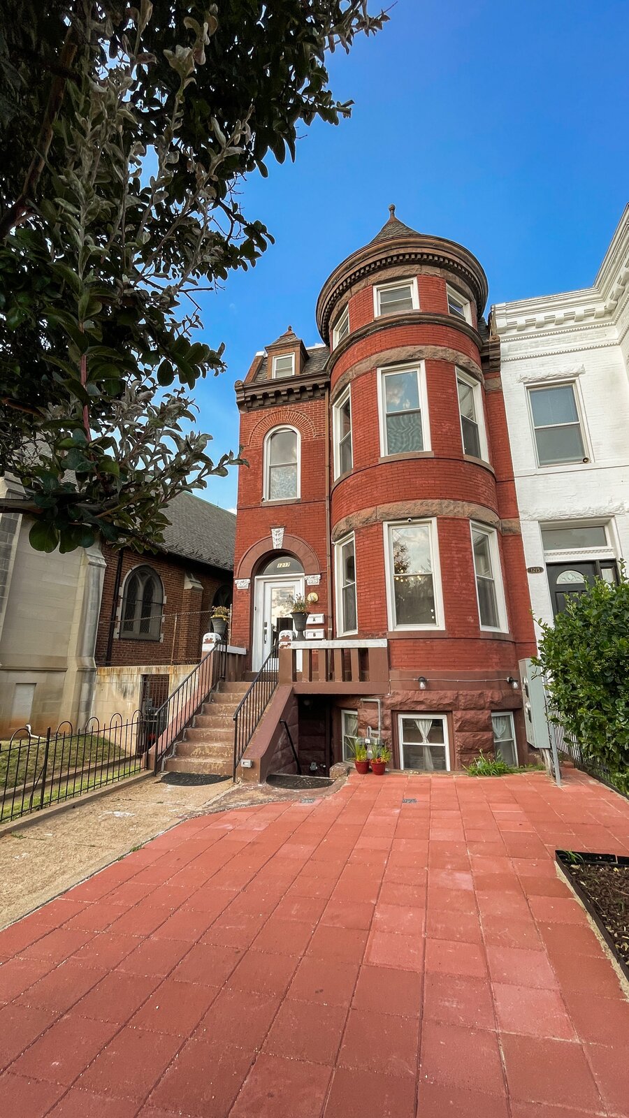 Photo 20 of 34 in The Mt. Vernon Manor by Daniel Lind Dwell