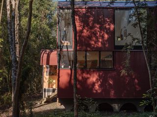 With a Perfectly Placed Mirror, This Chilean Cabin Pulls Off a Magic Trick