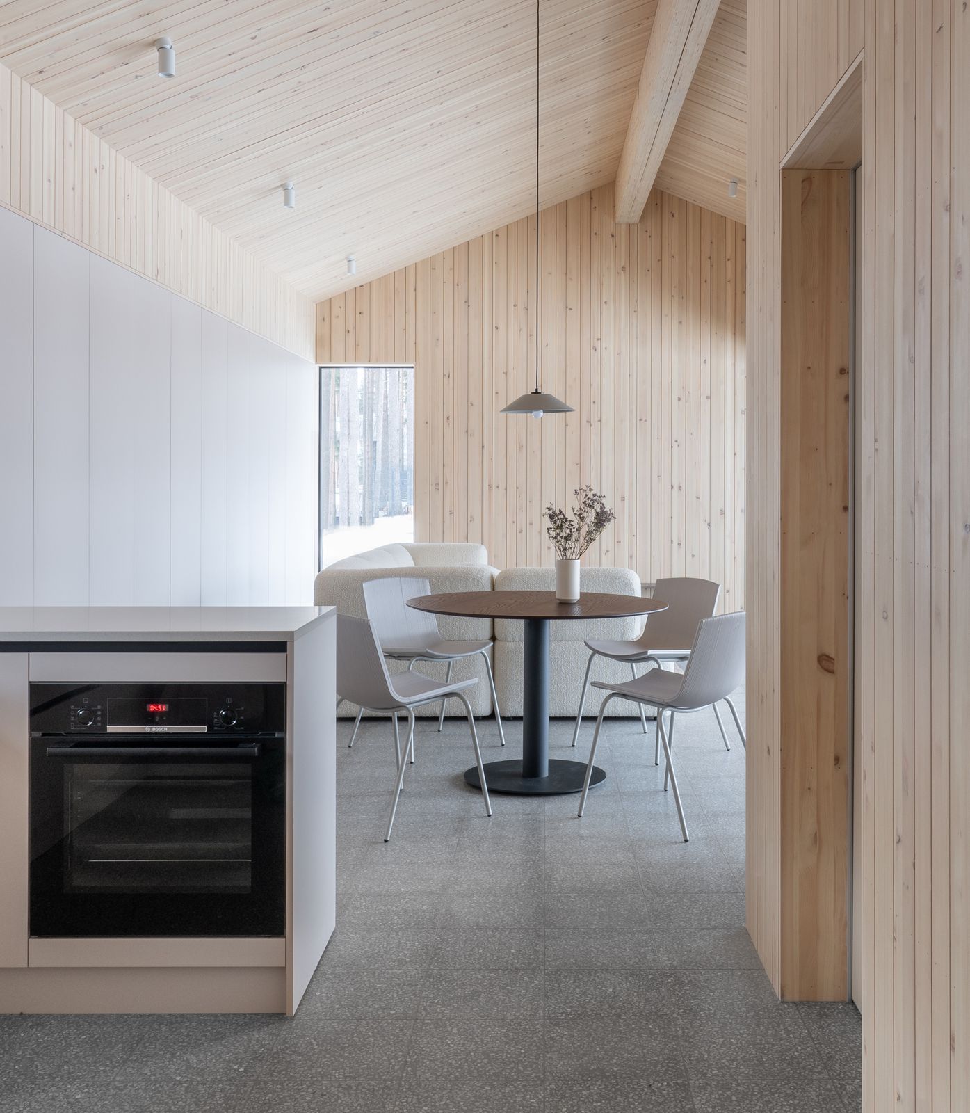Photo 8 of 14 in A compact timber house and annex by Delo Studio ...